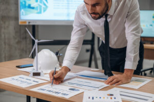 Responsabile energia analizza una dashboard digitale per monitorare consumi, prestazioni e obiettivi del sistema ISO 50001.