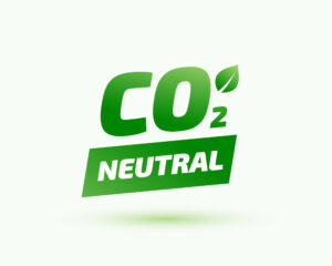 Concetto di carbon neutrality con bilanciamento tra emissioni di CO₂, riduzione dell’impatto ambientale e compensazione climatica